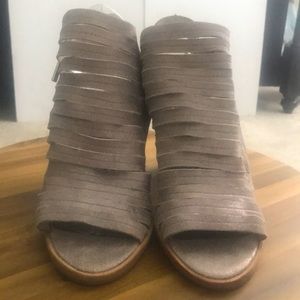 DONALD PLINER DRESSY STRAPPY SANDALS